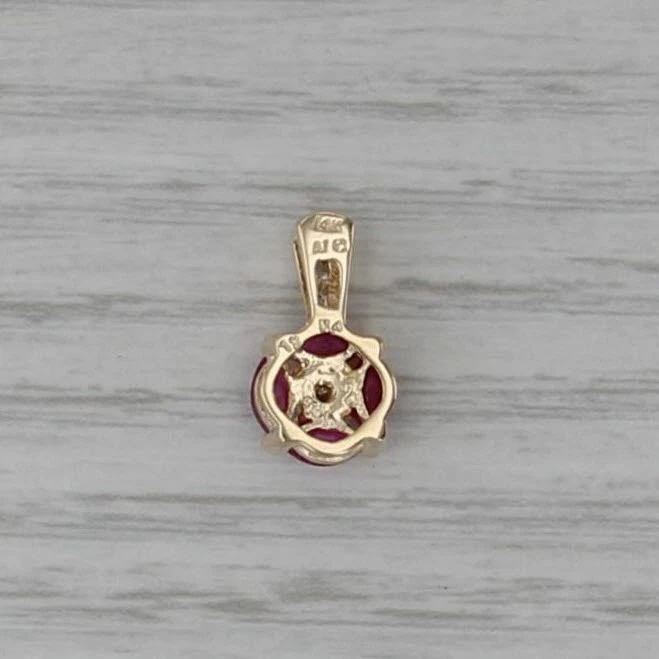 Colgante de diamantes rubí de 0,80 quilates de oro amarillo de 14 k gota pequeña Foto 3 de 4