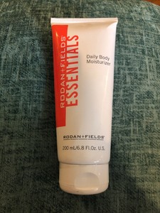 essentials daily body moisturizer