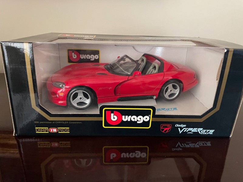 BURAGO 1:18 DIECAST 1992 DODGE VIPER RT/10 RED NEW IN BOX.