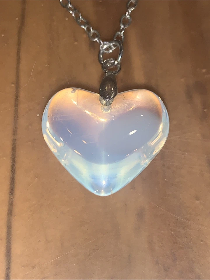 Collar de cadena colgante en forma de corazón de opalita tono plata  Foto 2 de 4