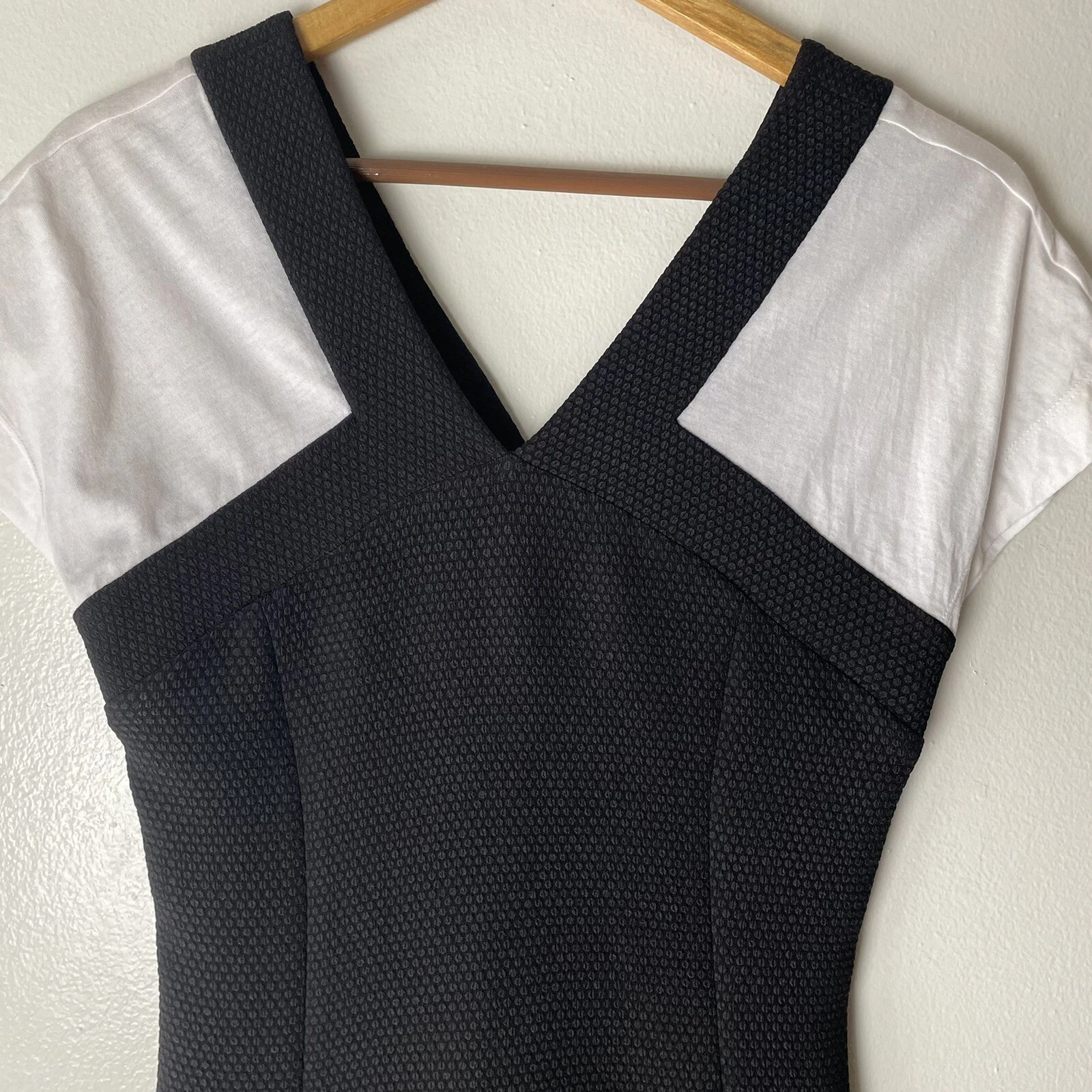 OFF WHITE Abito SANDRO Paris Regal scollo a V nero e bianco sporco donna taglia S (1 Sandro) carino