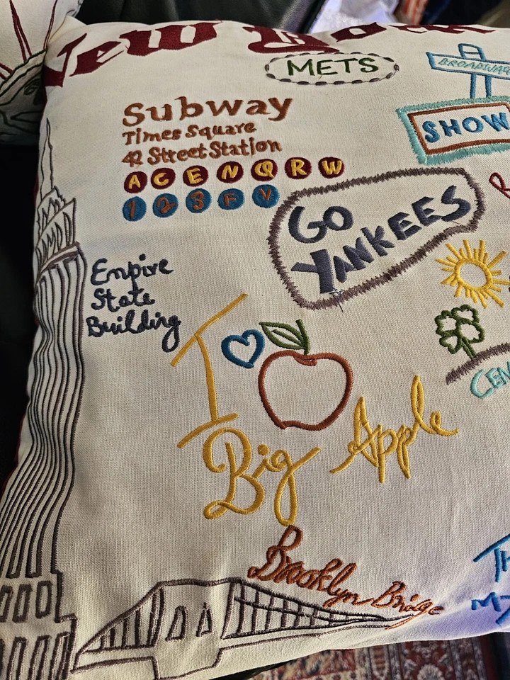 Juego de 2 almohadas para decoración del hogar Cloud 9 Design New York usadas en excelente estado Foto 4 de 4