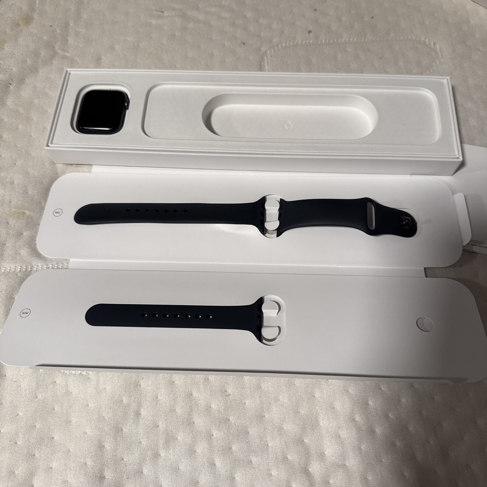 Apple Watch SE Smartwatch with Fitness Tracking and Stylish Design  -image