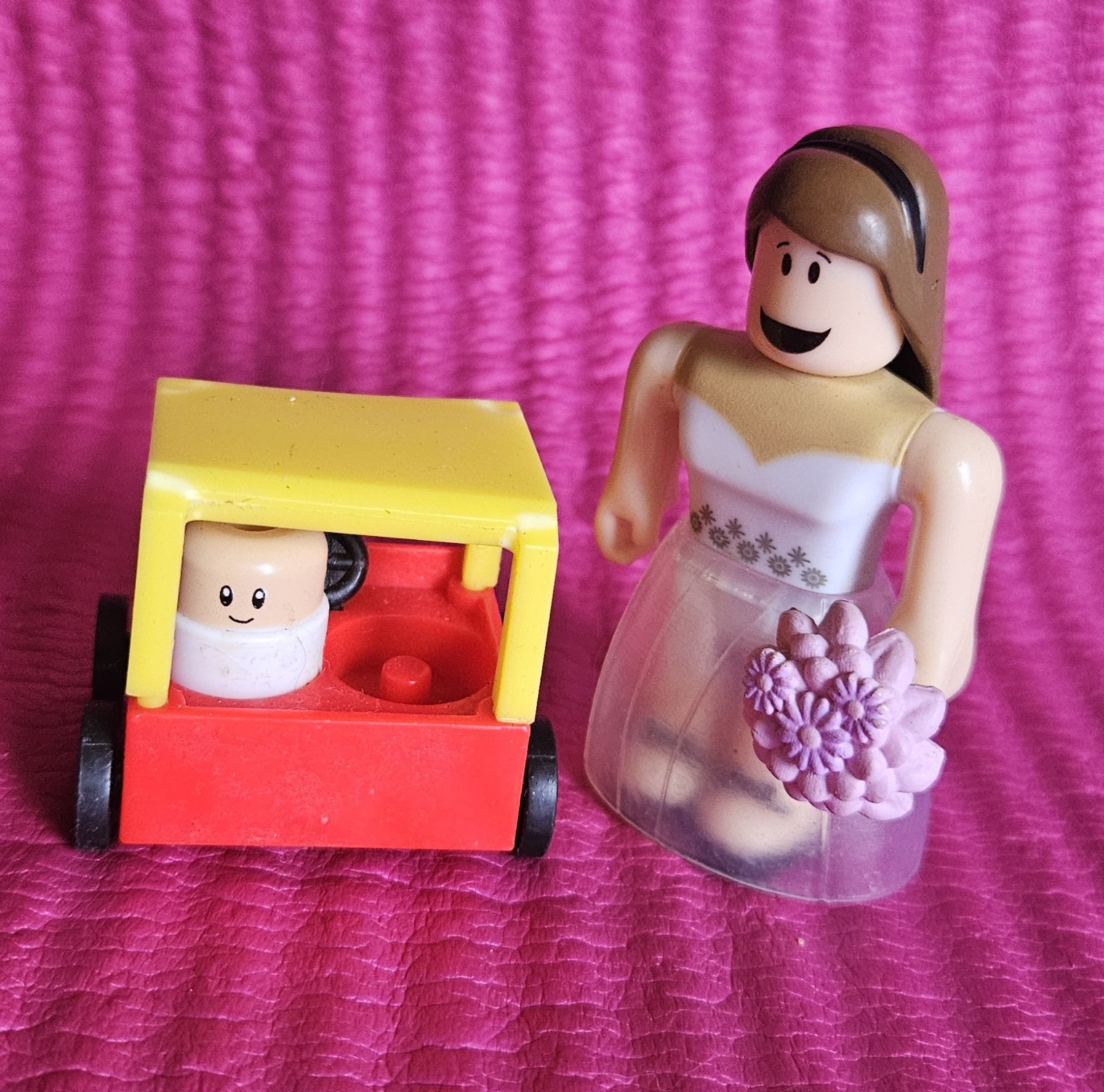 RARE Roblox Where's the Baby TOY CAR & 1 Baby + Bride & FLOWERS Celebrity Figure