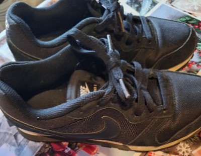 Dies ist ein Paar Nike MD Runner 2 Schuhe, ein lässiges Sneaker-Modell im Retro-