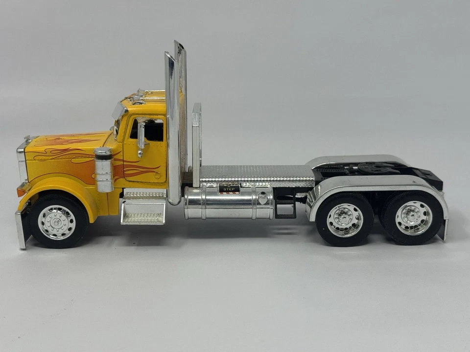 JADA Hotrigz Roadrigz Yellow Peterbilt 379 Day Cab Hot Rod Pete Flames 1:32 - Image 2 of 4