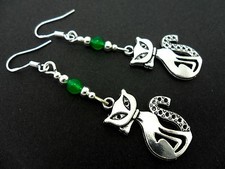 UN PAIO DI ORECCHINI PER GATTI TIBETANI ARGENTO/GIADA VERDE CON GANCI IN ARGENTO MASSICCIO 925. 