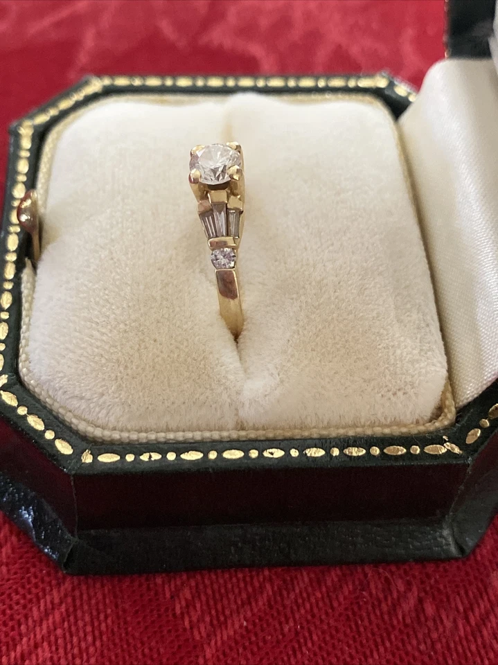 Anillo de compromiso solitario de diamantes de 0,45 quilates con detalles de oro amarillo de 14 k talla 6,5 Foto 2 de 4