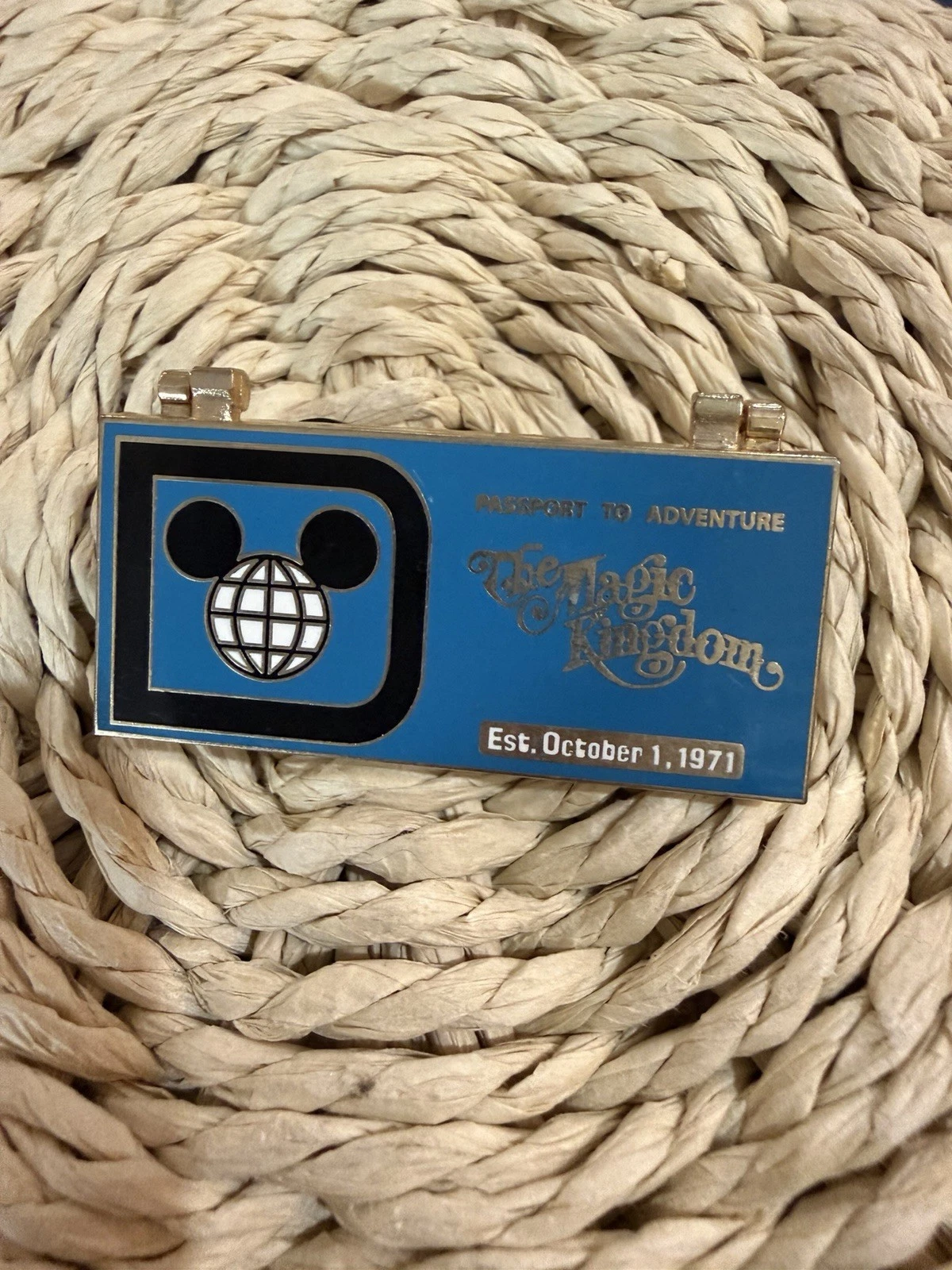 2008 Disney Pin Passport to Adventure Hinged The Magic Kingdom Ticket Book