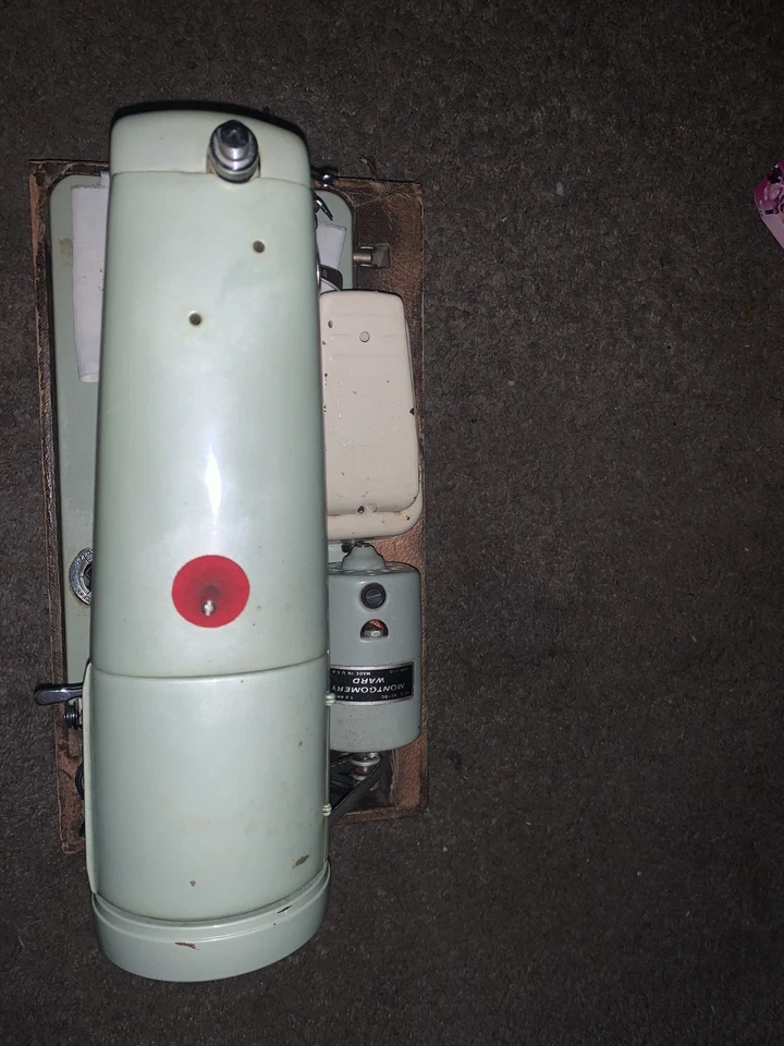 Máquina de costura com estojo - Imagem 4 de 4