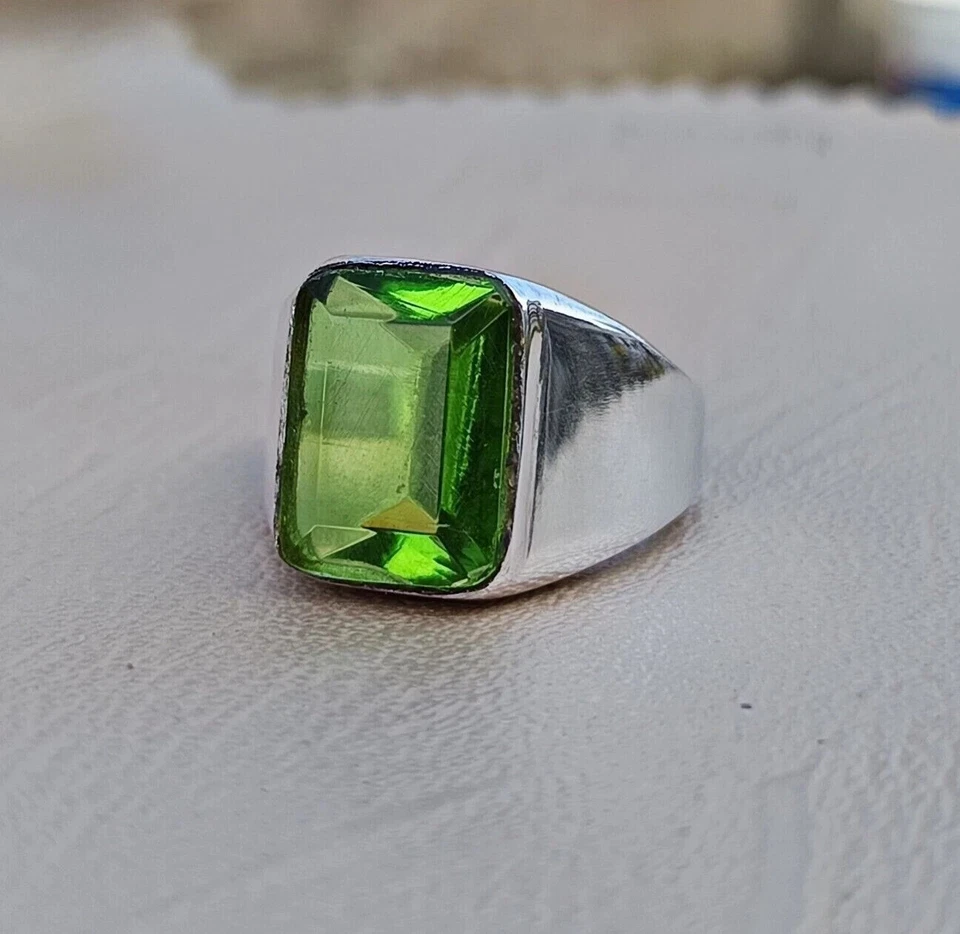 Anillo de sello de plata esterlina 925 maciza con piedras preciosas de corte rectangular de peridoto verde para hombre” Foto 3 de 4