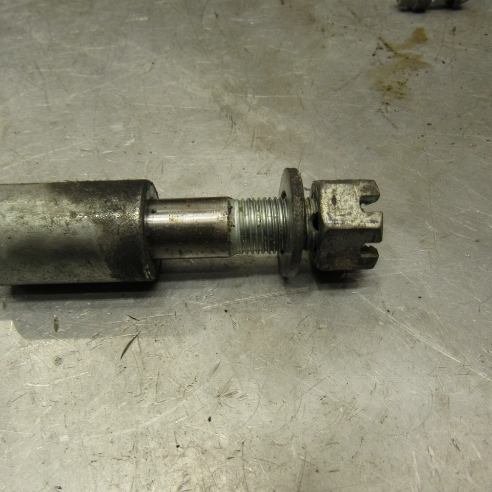 SUZUKI GS300 GS 300 L 1982-85 EJE TRASERO LLANTA TRASERA EJE PERNO PIVOTE Foto 2 de 4