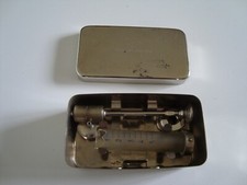 Antica siringa in vetro e metallo (ROTTA !!!) (completa di scatola metallica)