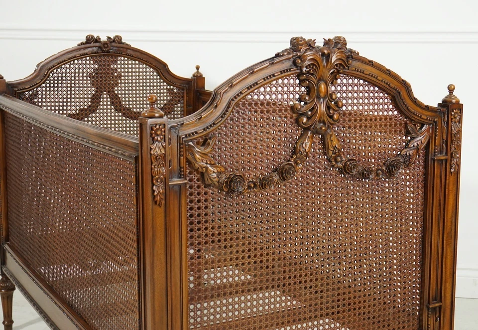 Luis XVI Cama Infantil Decorativa Tallada Tradicional Marrón Caoba Foto 2 de 4