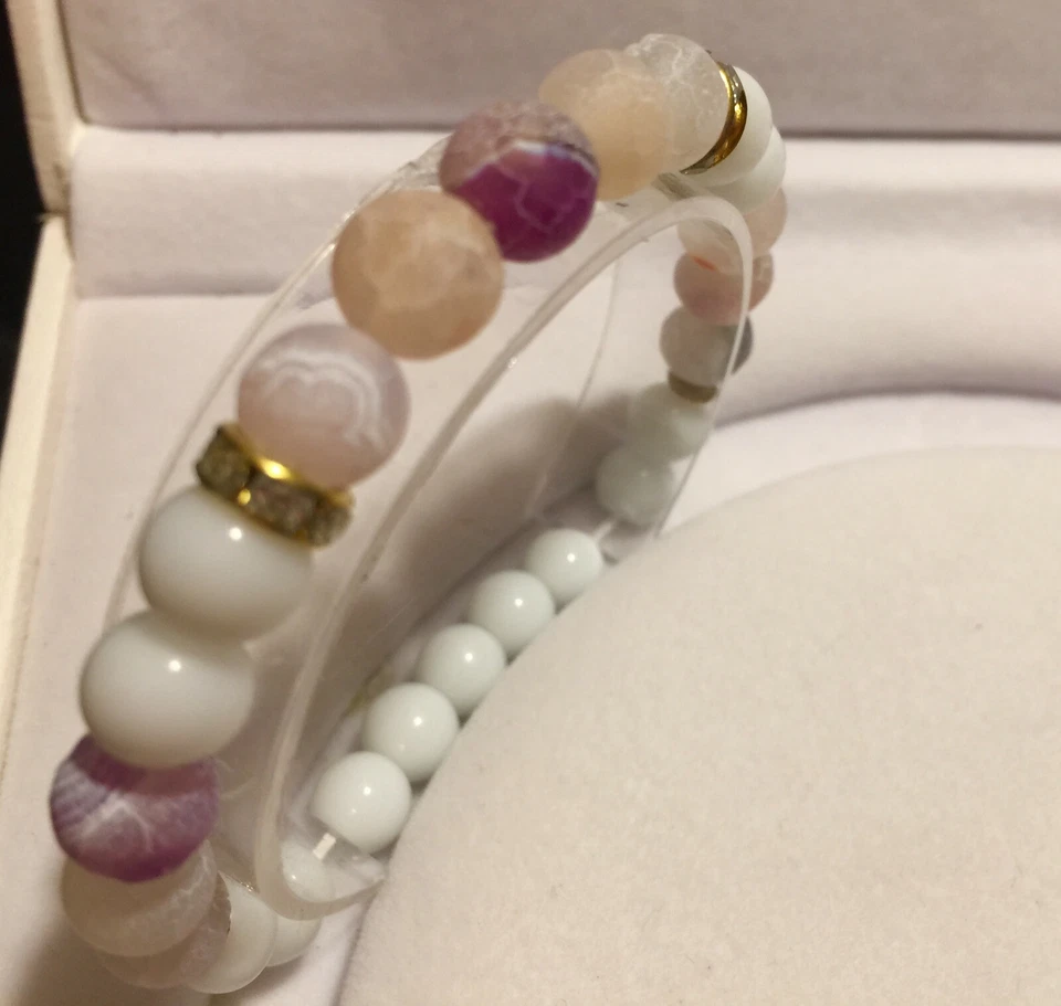 Brazalete - Hecho a mano, cuentas de amatista púrpura y ágata blanca con detalles dorados Foto 3 de 4