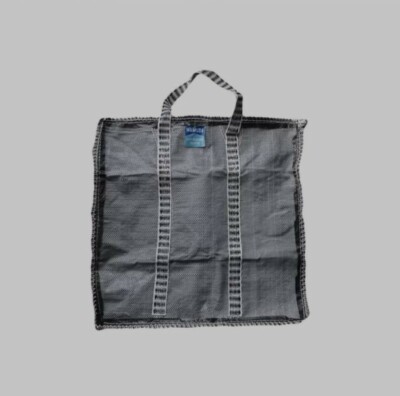 Große und starke mattierte gewebte Taschen, im Volksmund bekannt als (Ghana-Must-Go)
