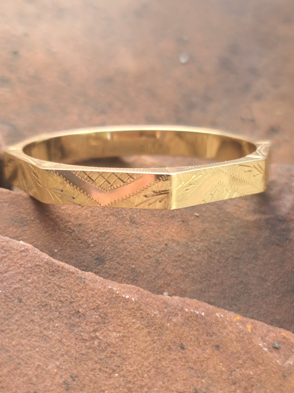 14k Solid Yellow Gold Hinged Octogonal Bangle 6" … - image 2