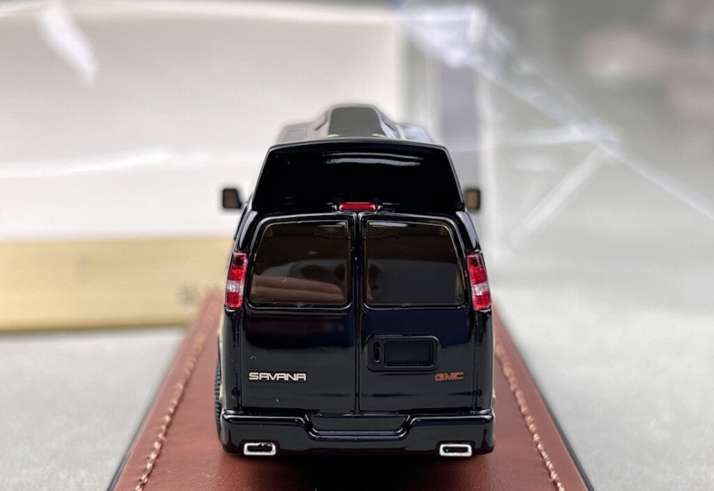 GOC 1:64 Black GMC Savana Cutaway Van MPV RV Model Diecast Metal