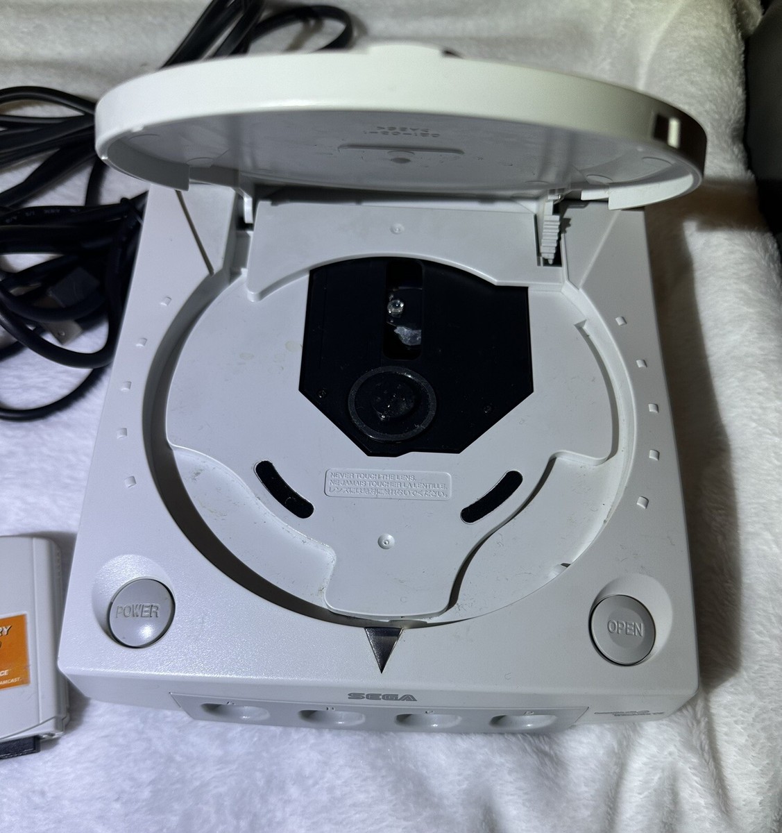 Sega Dreamcast - White Console 2 Controllers 2 Memory Cards 3