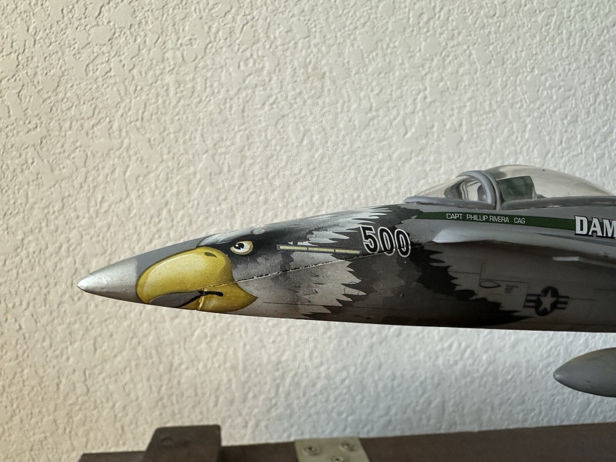 F-18 HORNET Desk Top U.S. Navy Aircraft Jet Airplane Model Scale 1