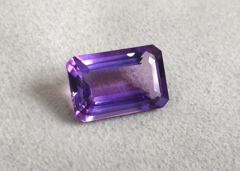 Piedra preciosa de amatista con forma de corte octágono hecha a mano para hacer joyas. Foto 3 de 3
