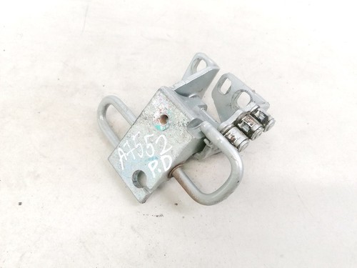 Lower door hinge
