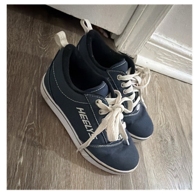Heelys Boys' Navy White Low Top Sneakers with Wheels, Rubber Outsole, US YTH2