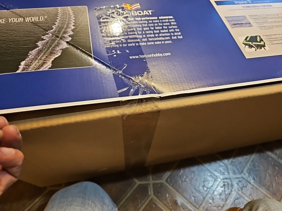 Pro Boat Impulse 32" Brushless V-Hull RC Boat - White/Red (PRB08037T2) - Image 2 of 4