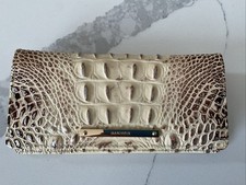 Cartera Branham Damas Estilo Continental Pulso Croc Cuero Crema