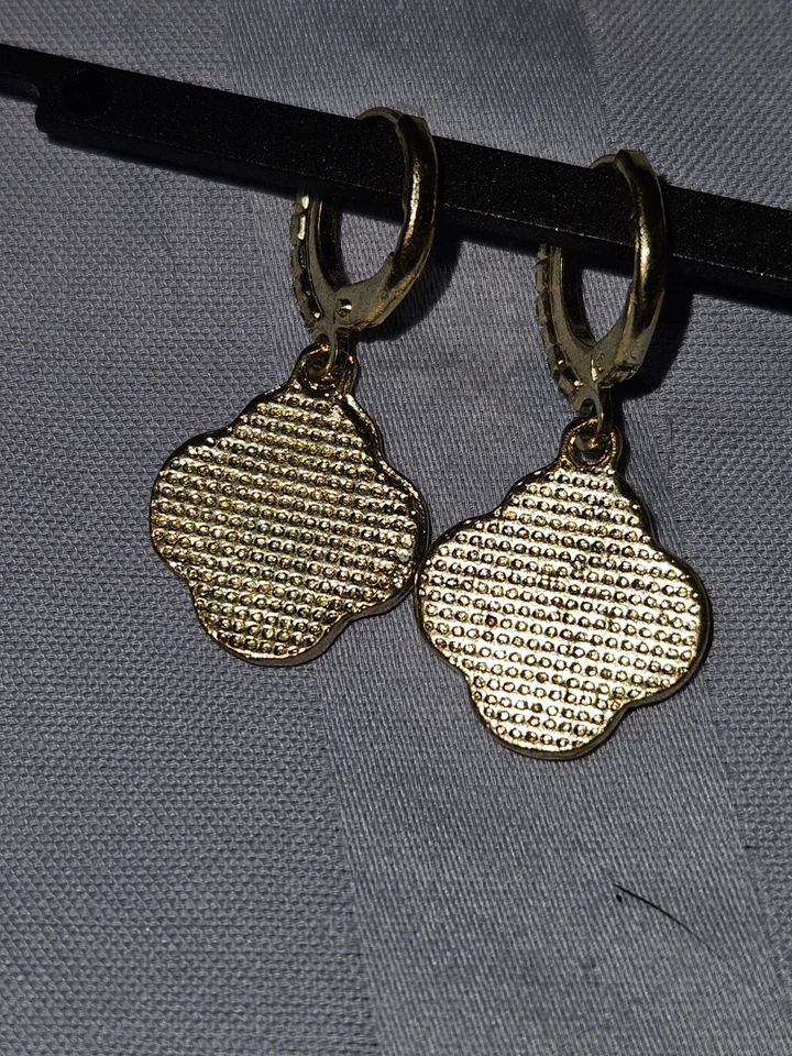 Золотистые серьги с фианитами ореолы и обручи висячие серьги черная эмаль катрафольга - Изображение 3 из 4