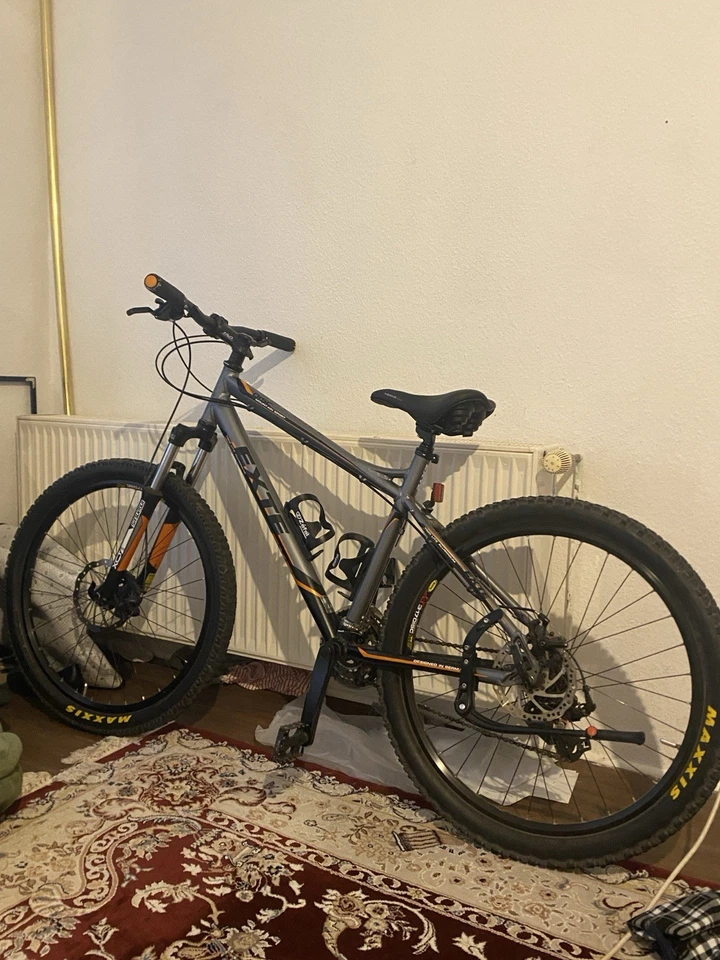 Hallo, ich verkaufe hier mein Mountainbike. Das Rad ist in sehr guter zustand .