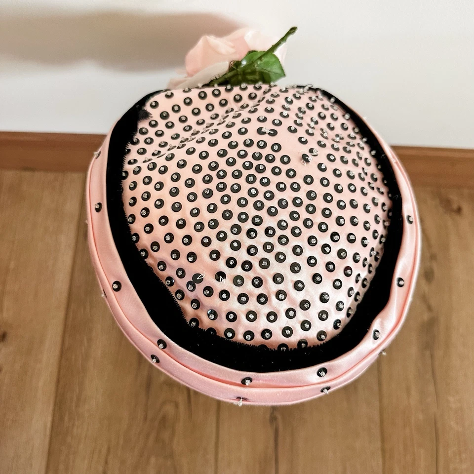 Винтажная женская шляпа-таблетка 50-х с атласными розовыми черными блестками с бисером и цветочным рисунком  - Изображение 3 из 4