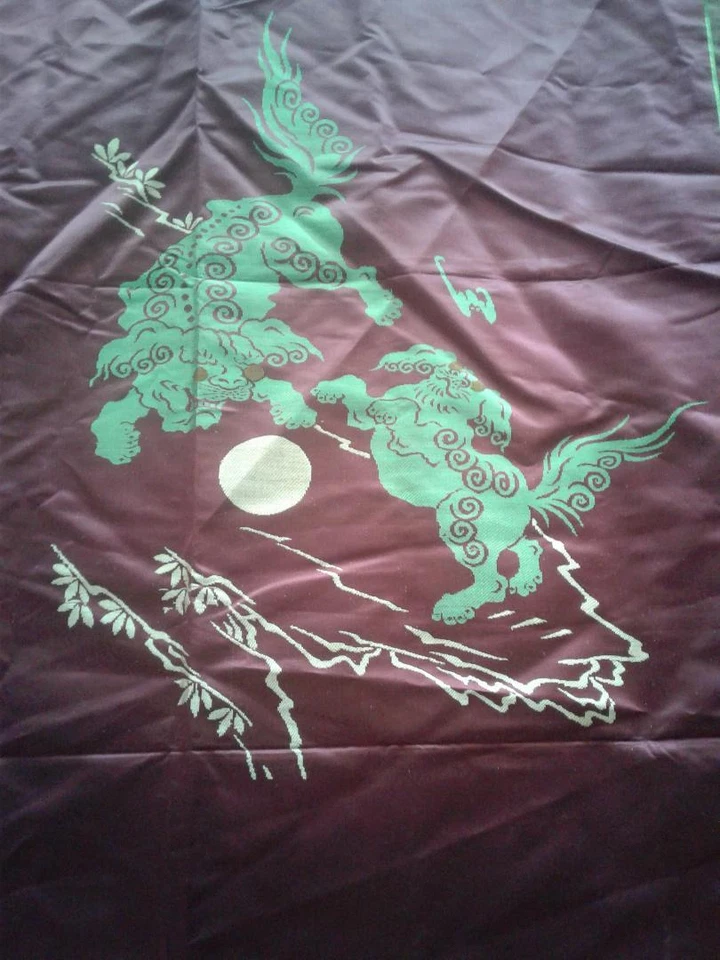 Antiguo panel bordado chino con perros foo (leones guardianes) Foto 2 de 4