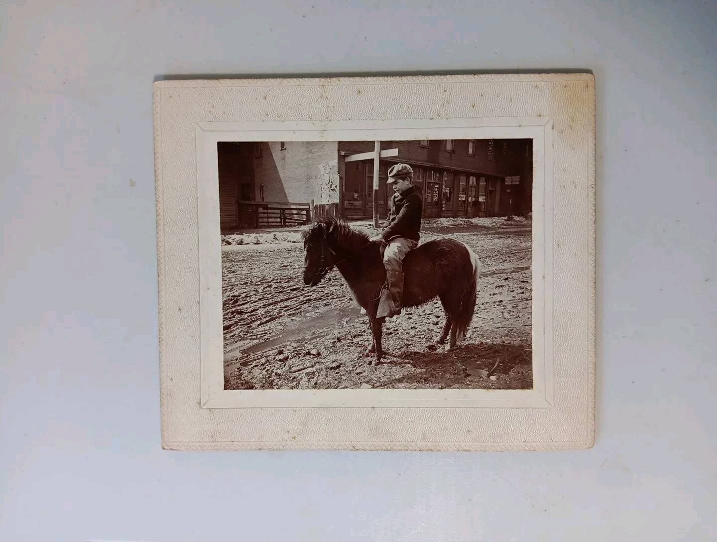 Antica cartolina armadio vittoriana foto di un ragazzo con cappello su un pony nella neve