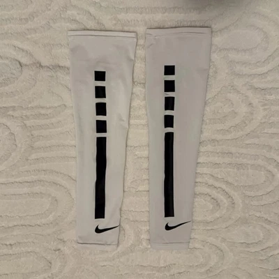 Nike Basketball Arm Sleeves Paar weiß/schwarz Swoosh Logo 2er Pack - Bild 1 von 2