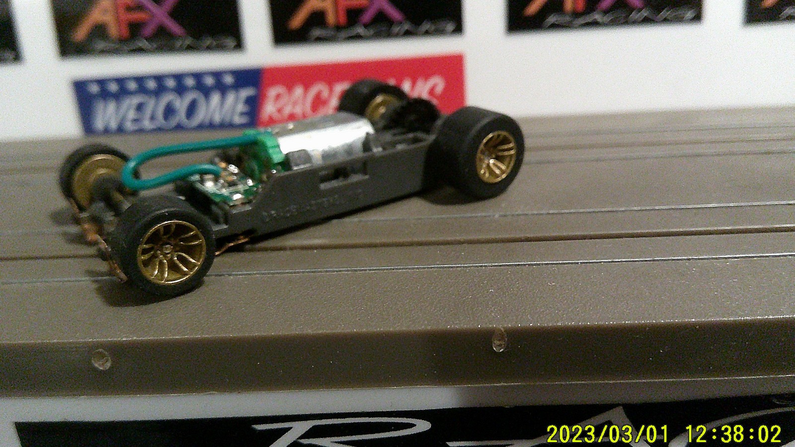 AFX RACING H.O. SCALE MEGA G+ 1.7 NARROW CHASSIS GOLD IN-LINE RIMS GREEN CAM