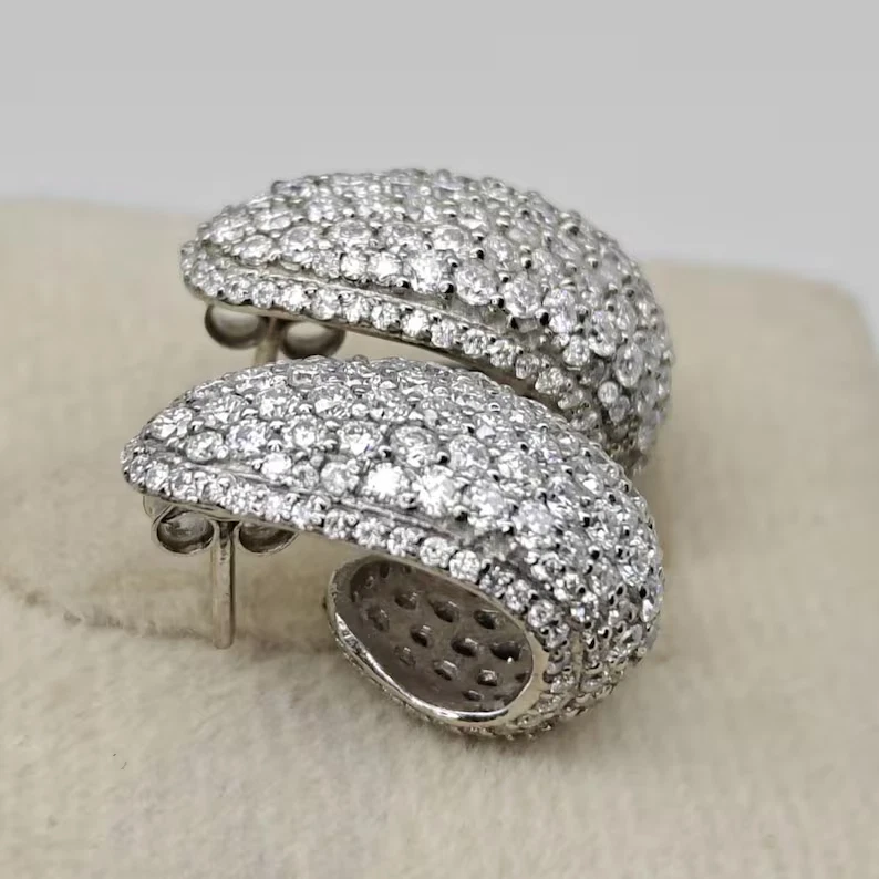 Pendiente con racimo para mujer 2,00 TCW corte redondo creado en laboratorio enchapado en oro blanco de 14 k Foto 4 de 4