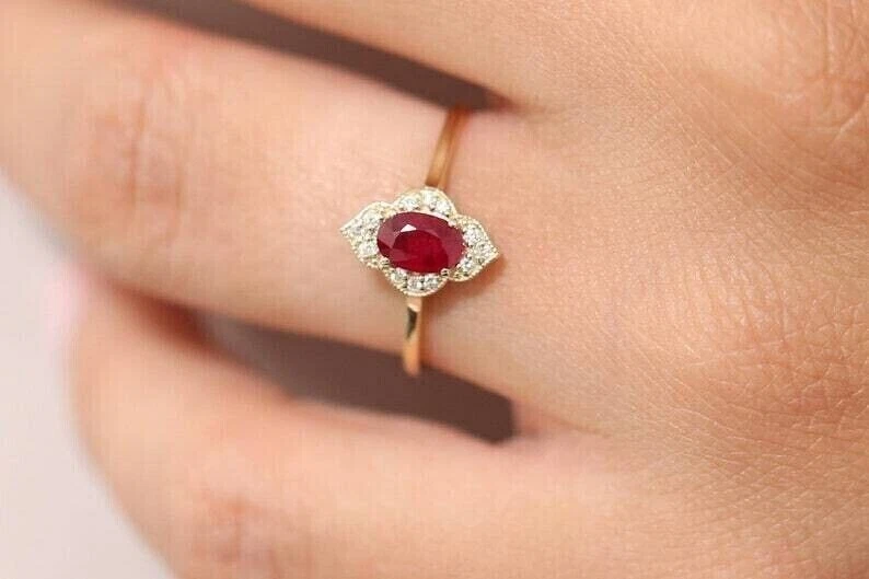 Anillo de compromiso con halo de rubí rojo simulado corte ovalado de 2,00 quilates enchapado en oro amarillo de 14 k Foto 3 de 3