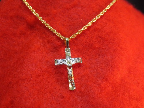 PENDENTIF CRUCIFIX PLAQUE OR AVEC DIAMANT : Symbole religieux