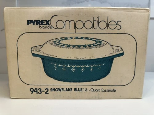 New in Box Pyrex Blue Snowflake Oval 1 1/2 Qt Casserole Dish w/ Lid 043 Vintage