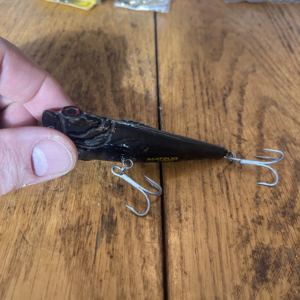 "Tapón de agua superior Matzuo America 4"" ojos rojos negros 3/4 OZ de colección Striper peces azules plg" Foto 3 de 4