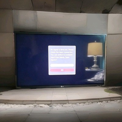LG Flat-Screen Television Black No Signal Detected Display Screen Monitor TV