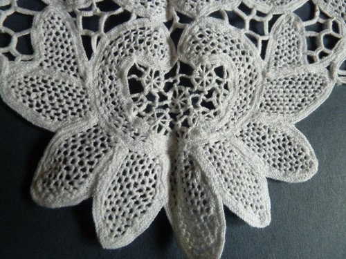 An attractive Vintage tapelace collar with scalloped edge. - Picture 3 of 3