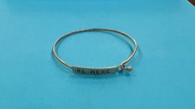 Susan Roggio SS ''Be Here'' Haken + Öse Armreif Armband [112GCW]
