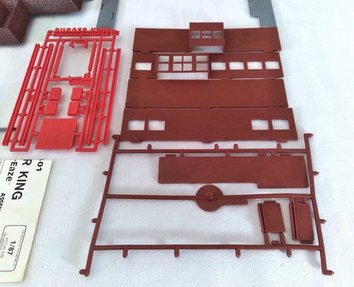 AHM Burger King Restaurant HO Scale Building Kit #15401 - Picture 6 of 10