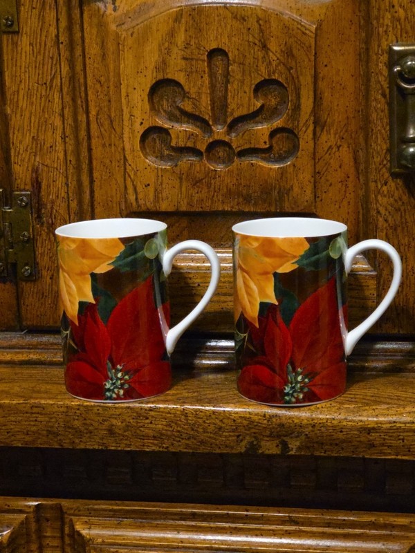 2 Sakura Holiday Abundance 4.25x2.75 Mug Hallmark Home Collection Poinsettia Set