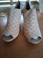 Ladies Clarks Leather Peep Toe Sandals  Size 5 . New With Tags