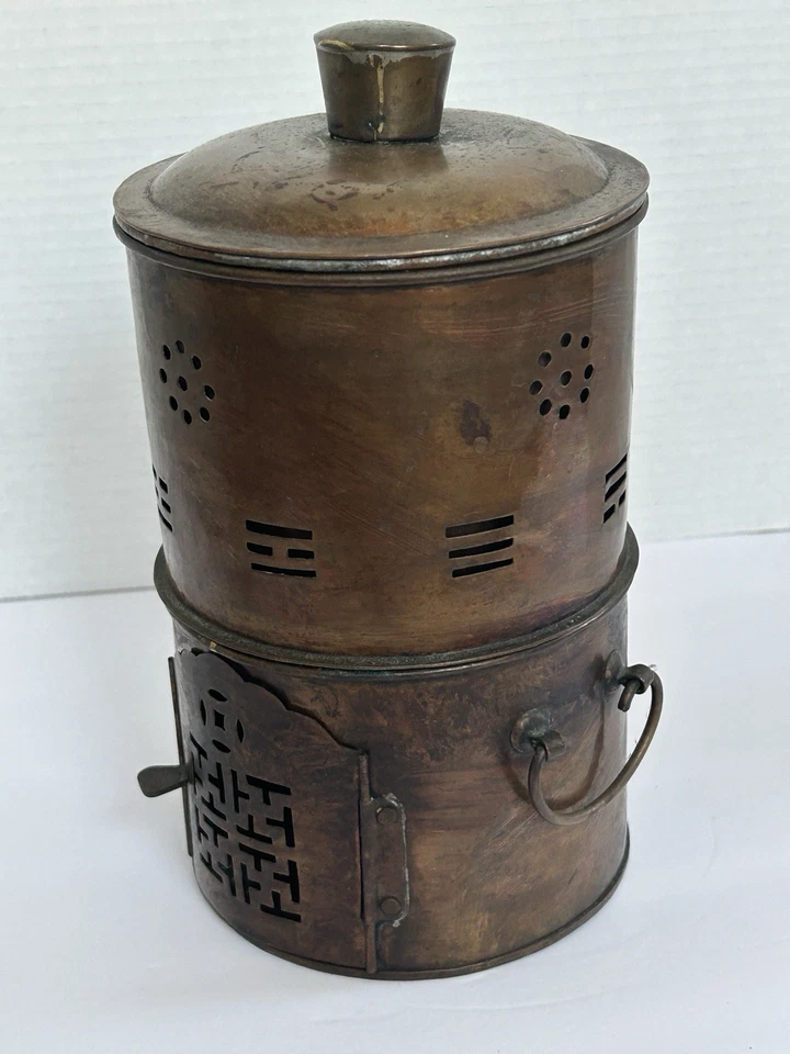 Antigua lonchera china de cobre y latón en capas con mango tallado Foto 4 de 4