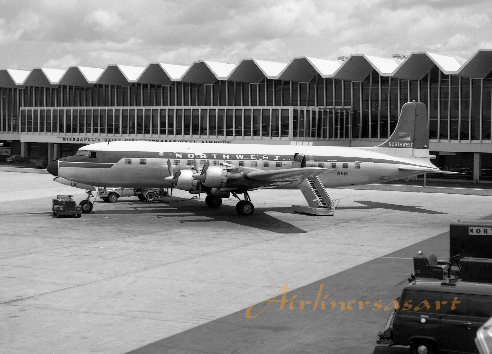 Northwest Airlines Douglas DC-6 N581 at MSP July 1962 B&W 8x12 Print