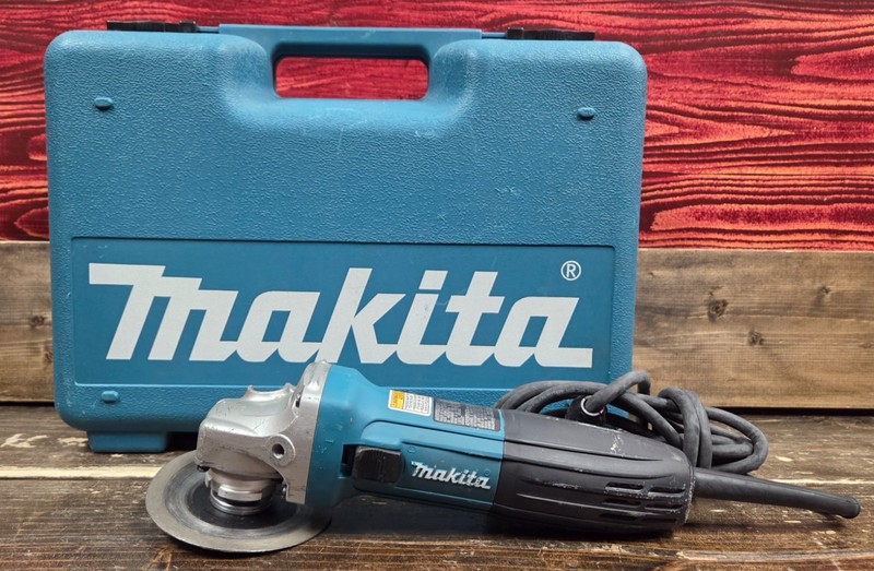 Makita CORDED Angle Grinder (GA4030) & Hard Case